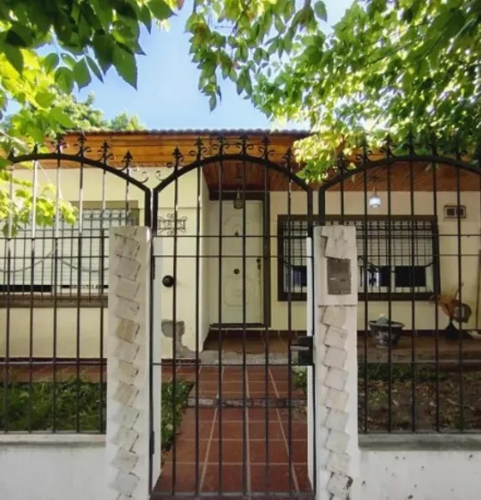 Casa En Venta - 2 Dormitorios 1 Baño - Isidro Casanova