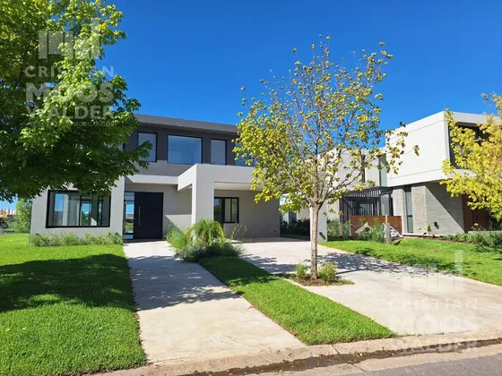 Casa En  Venta  6 Ambientes En Barrio Acacias Puertos