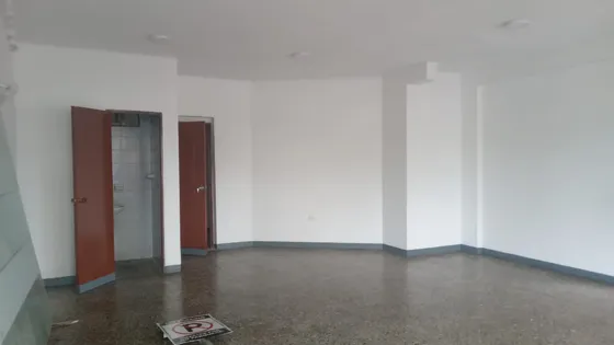 Arriendo-venta Alquila Este Local Comercial Y Empieza A Vender Hoy Mismo. Valor De Venta : $700,000,000  Cod. 42916