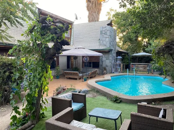 Casa En Venta De 5 Dorm. En Las Condes