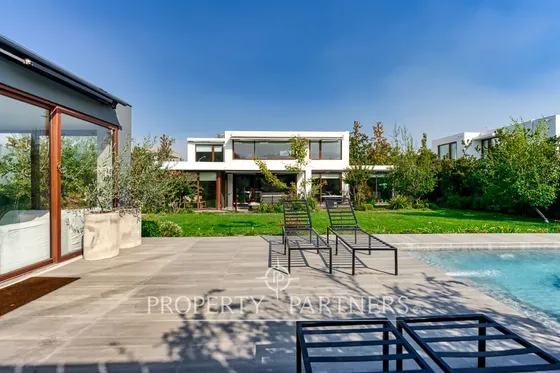 Impecable Casa En Condominio En Camino Las Hualtat...
