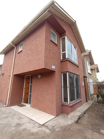 Casa De Dos Pisos En Condominio