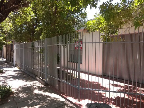 Casa En Venta - 2 Dormitorios 2 Baños - 295mts2 - San Nicolás De Los Arroyos