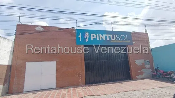  Excelente Galpon Para Tu Emprendimiento Donde Tiene 550mts2, Un Baño, Una Oficna, Un Local Con Santa Maria Al Frente, Agua Constante Luz Trifacica En Muy Buena Ubicacion.