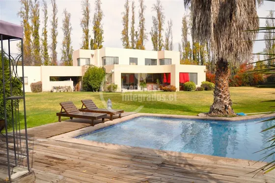 Casa En Venta De 6 Dorm.en Chicureo Oportunidad