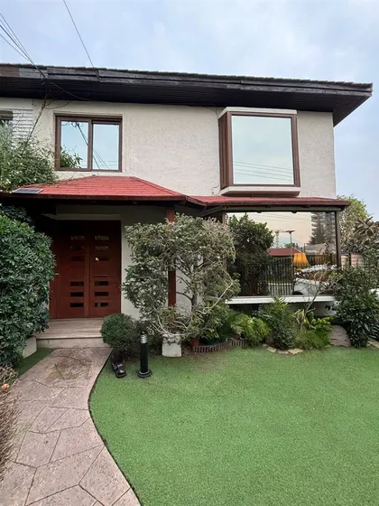 Casa En Venta De 3 Dorm. En Las Condes