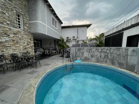 Casa En Venta Con Piscina De Dos Plantas Urb Privada En Turmero Toda Remodelada Nela 25-6319