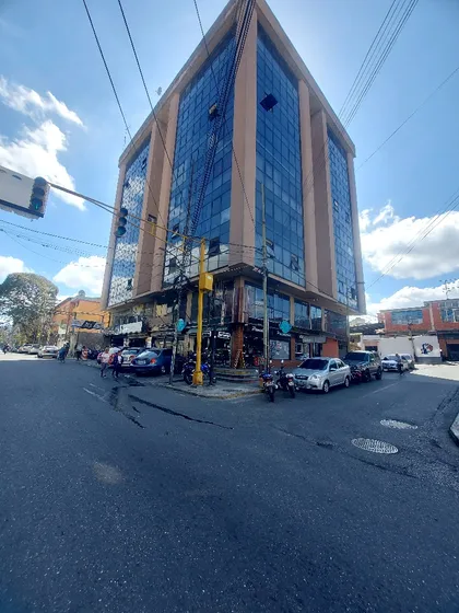 Oficina Amoblada De 60 Mts 2 Baños 3 Cubículos 