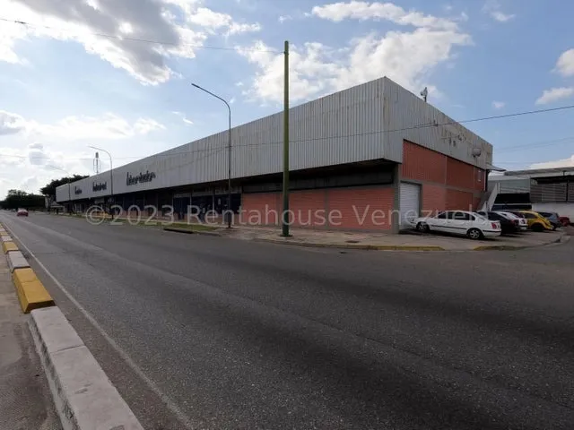Lujosa Local Comercial Y Galpon En Alquiler En Plena Avenida Libertador A Pie De Calle En Barquisimeto, Totalmente Operativo Y Listo Para Trabajar, Codigo 24 28092, Soy Gabi Irastorza A Tu Disposición