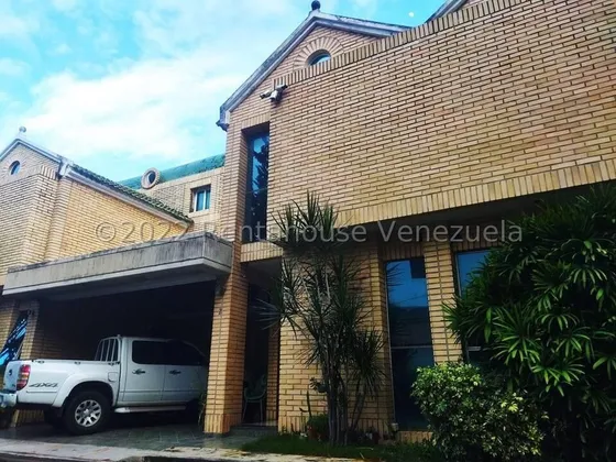 Jip 25-13755. Rent-a-house Vende Hermoso Townhouse Totalmente Amoblado Y Equipado, De 3 Niveles, En La Zona Norte De Maracay. Urbanizacion De Solo 4 Villas