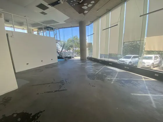 Vende Amplia Oficina Primer Piso Metro Los Dominicos
