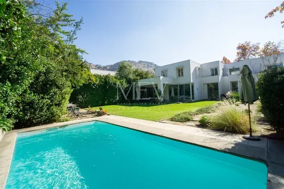 Casa En Venta De 4 Dorm. En Lo Barnechea