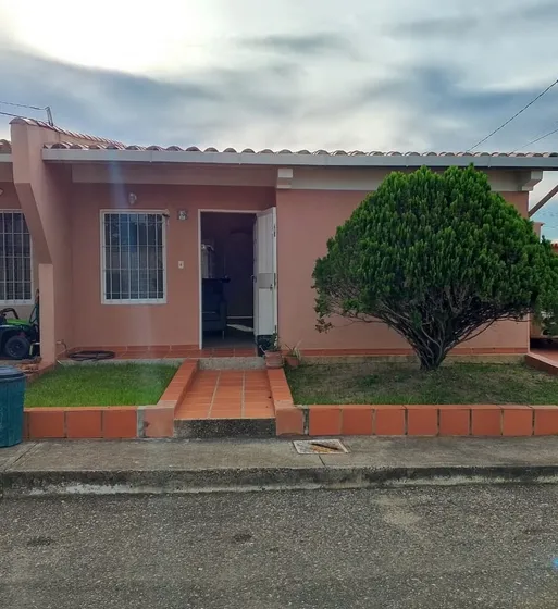 Bella Casa En Alquiler, Gamarra, En Urbanismo Cerrado En Cabudare, Vigilancia 24/7. Cocina Moderna, Equipada, 3hab, 2 Baños,amoblada, Aire, Tanque Subterraneo Con Bomba, Bello Y Amplio Patio Iluminado