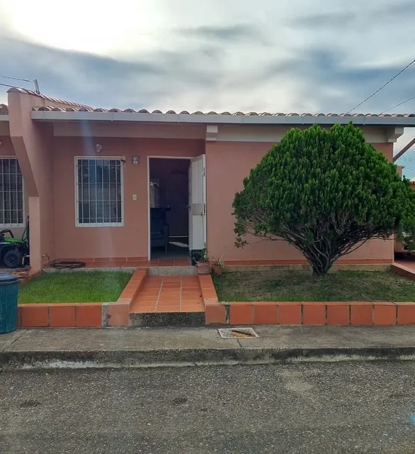 Bella Casa En Alquiler, Gamarra, En Urbanismo Cerrado En Cabudare, Vigilancia 24/7. Cocina Moderna, Equipada, 3hab, 2 Baños,amoblada, Aire, Tanque Subterraneo Con Bomba, Bello Y Amplio Patio Iluminado