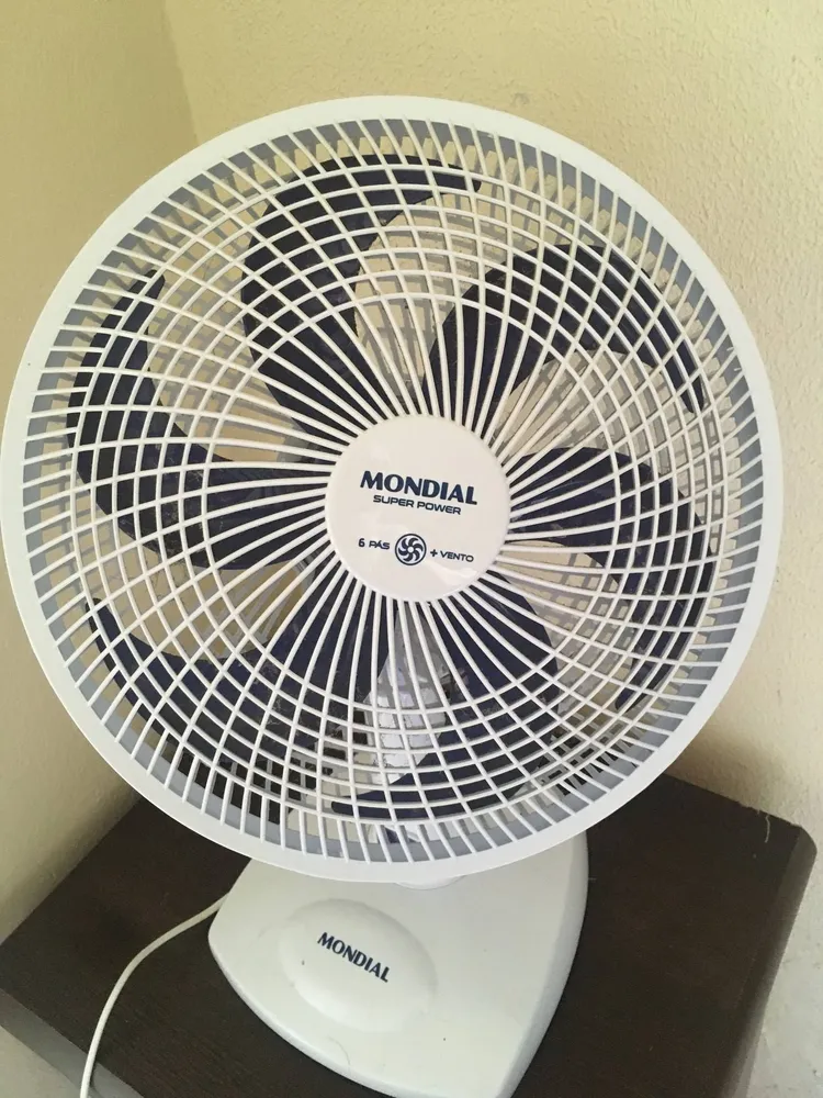 Ventilador Mondial VSP-30-B ao lado de uma cama