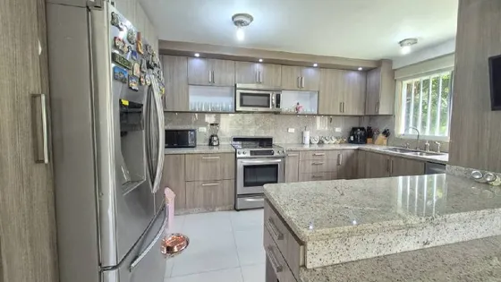 La Boyera Amplio Y Hermoso Tonwhouse En Venta