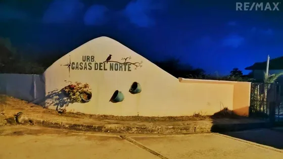 Re/max 2 Mil Vende Casa En Urbanización Casas Del Norte, Con Cercania Al Mar, Y Con Vista Hacia A Las Montañas