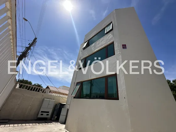 Excelente Edificio De 3 Pisos.