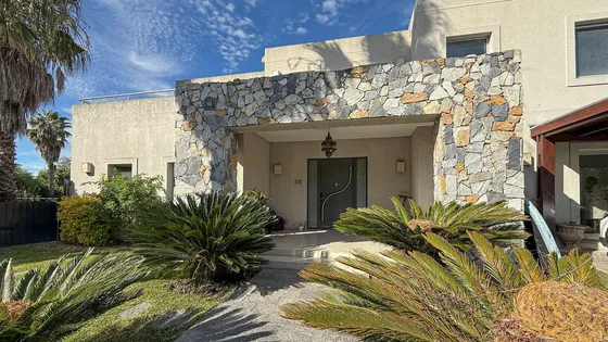 Casa 4 Dormitorios Mas Escritorio En  Alquiler En Santa Bárbara