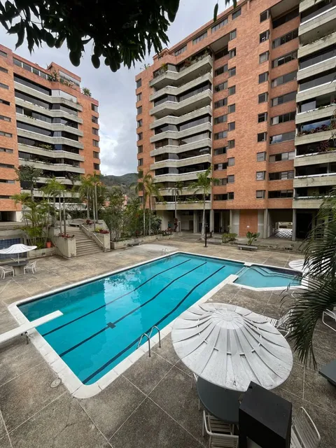 Urbnizacion Las Esmeraldas, En Calle Ciega Con Vigilancia, Se Vende O Alquila Apartamento De 201 M2  Actualzado, En Excelentes  Condiciones. Cocina Con Electrodomesticos Nuevos Y Baños Remodelados
