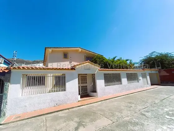 Jip 25-14071. Rentahouse Vende Casa Amoblada De 234 Mts2, Sistema De Vigilancia Satelital Y Cerco Electrico. En Urb La Mora Ii, La Victoria.