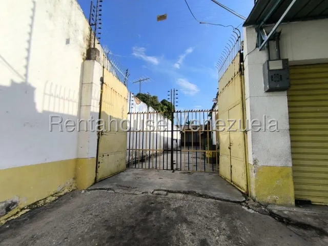 Galpon En Venta Inm San Blas  En Ubicacion Privilegiada Con Dos Locales Comerciales Con Baño C/u Y Area De Taller Mecanico Con 2 Depositos. Valencia 25-10306