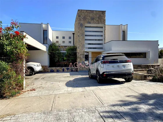 Casa En Venta De 7 Dorm. En Colina