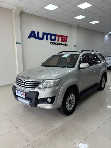 Toyota Hilux Sw4 2.7 Srv Cuero Vvti 4x2 4at 5 Asientos
