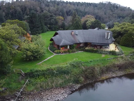 Hermosa Casa En Parcela De 5000m2 Con Borde De Rio Navegable