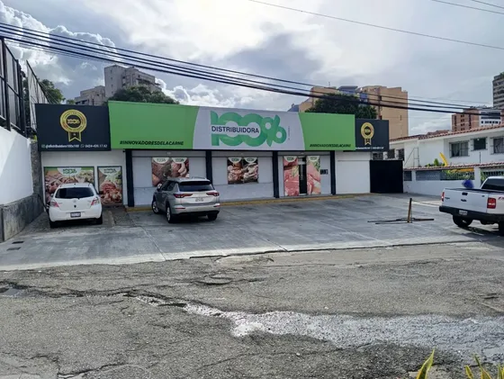 Casa Comercial Al Lado De La Estacion De Gasolina Los Nisperos