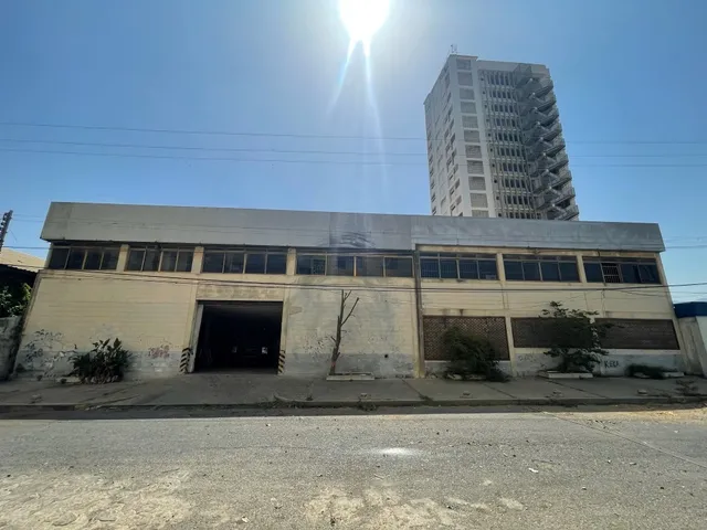 Se Ofrece En Alquiler Local Comercial De Dos Niveles Estratégicamente Ubicado En La Avenida Municipal De Puerto La Cruz Anzoategui, Zona De Alto Tráfico Comercial Con Doble Acceso Por La Calle La Fe