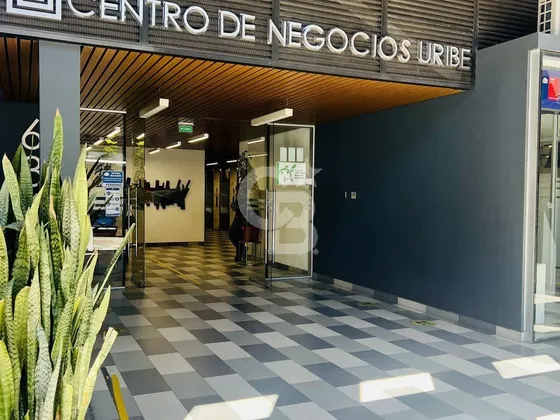 Oficina En Centro De Negocios Uribe
