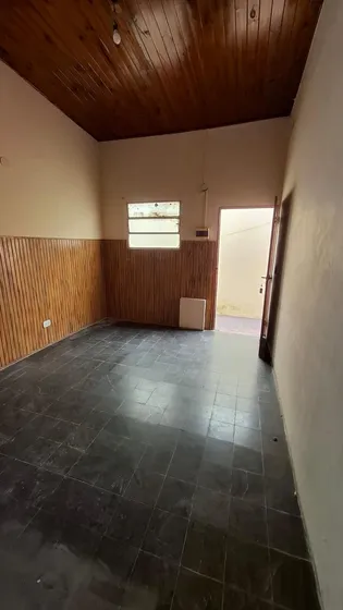 Casa De Pasillo En Venta De 1 Dormitorio Con Patio En Barrio Parque Casado