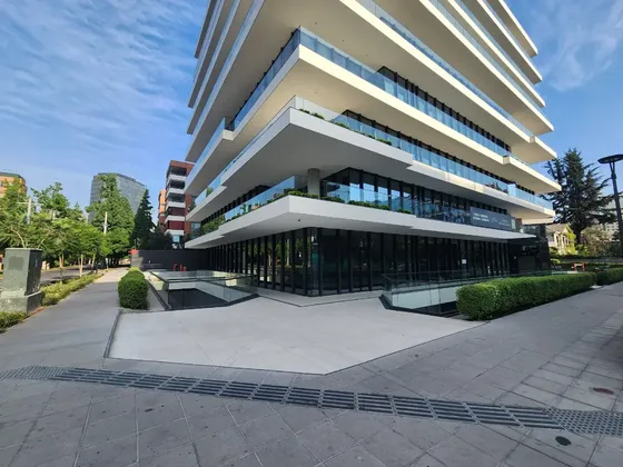 Local Esquina,,,,terraza De 107 M2.......edficio Premium !!!