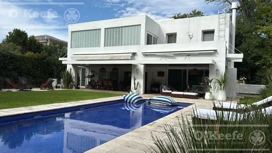 Casa En Venta De Cinco Ambientes  De Estilo Moderno En Abril Club De Campo - Apto Credito