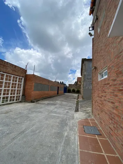 Venta Casa Remodelada Terreno 1200mt2. Lomas De La Lagunita. Acepta Financiamiento. Yy