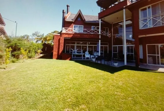 Casa En Venta - 5 Dormitorios 4 Baños - 480mts2 - Canning