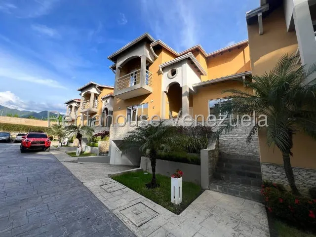 Casa Tipo Townhouse En Venta Urb Cantarrana Resd Villa Victoria Maracay 25-7444 Apd