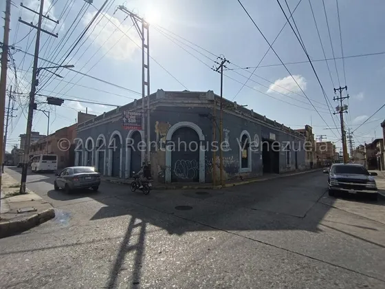 Excelente Local Comercial Con Galpón En Pleno Centro De Valencia, Goza De Una Excelente Ubicación, Zona Activa, Céntrica Y Comercial. Dicho Inmueble Cuenta Con Una Superficie De 1.014 M2, 6 Locales 
