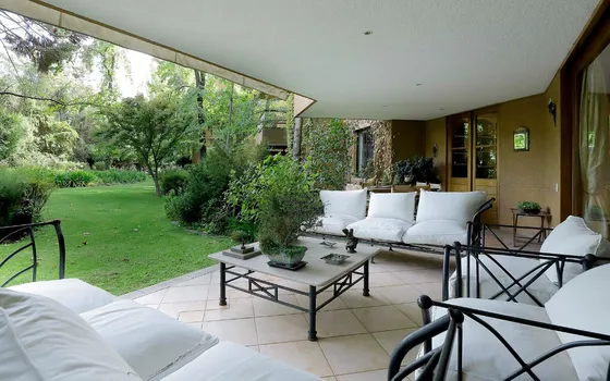 Exclusivo Depto Los Dominicos, Con Jardín  Y Piscina Privada