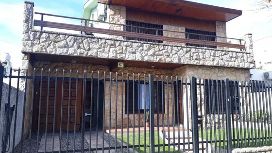 Chalet 6 Amb. 3 Baños. Quincho. Piscina. 2 Plantas. 385 M2. 