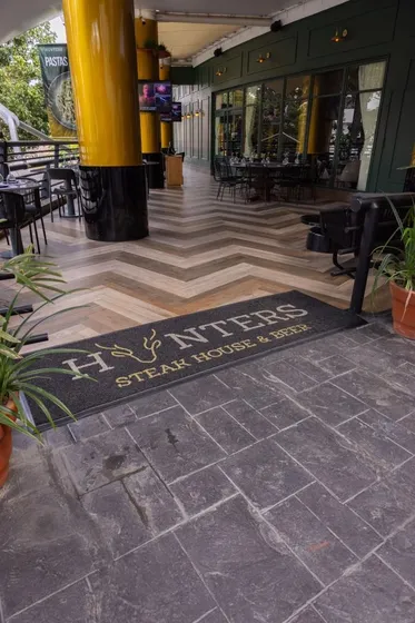 Fondo De Comercio  Y Punto Comercial En El Centro Comercial Piazza Cuatro Avenidas De Prebo En Valencia