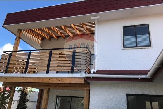  Amplia Casa Completamente Remodelada 