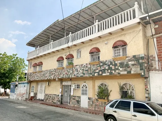 Vende De Oportunidad Espectacular Casa Con Locales Comerciales Y Anexos Ubicado En Zona Urb. Las Acacias En La Calle Principal. 013js