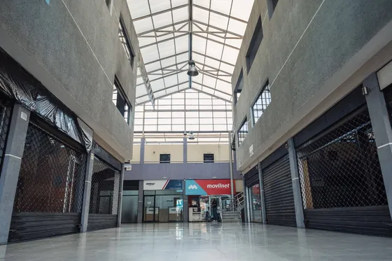 Centro Comercial En Venta En La Av. Bolivar Sur. Az 252712