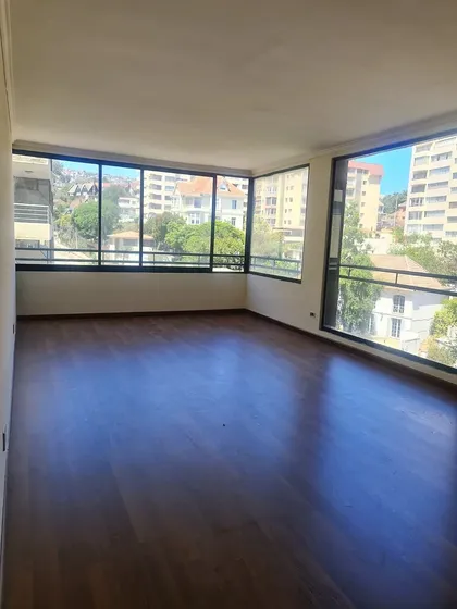 Amplio Departamento En Calle Traslaviña, Sector Residencial