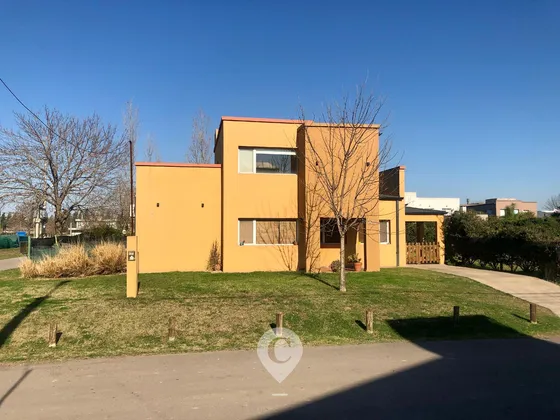 Casa En Venta En Barrio Cerrado Altos Del Casco, Zarate. Parque, Pileta, Galería Techada Y Parrilla.