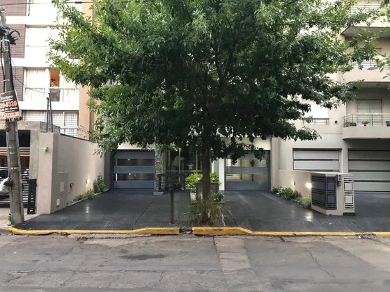 Alquiler , Excelente Cochera Cubierta,1  Cuadra De Estacion Castelar 