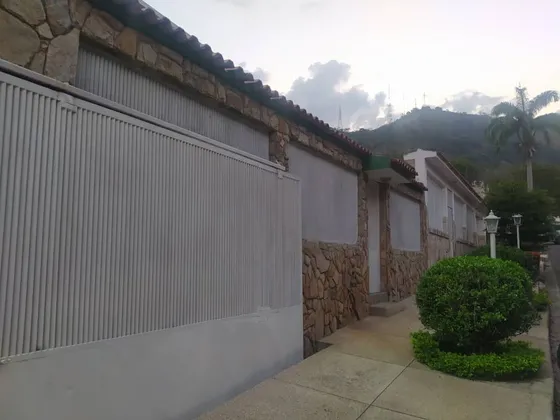 Elena Hidalgo  Vende Bella Y Acogedora Casa En El Morro Ii De 312.5 M2 Seguridad Y Confort  San Diego Carabobo 