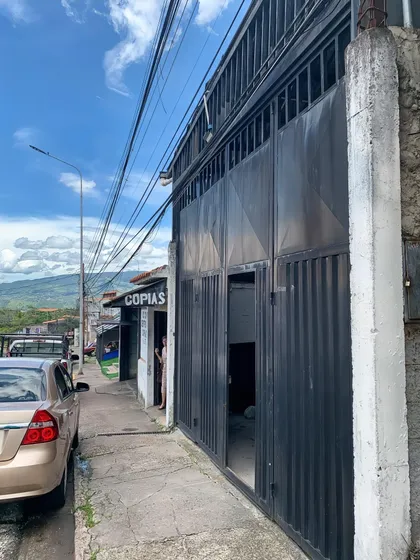 S.c En Alquiler Galpón Comercial En Santa Cecilia 